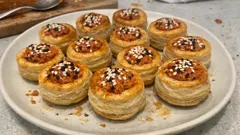 Hojaldritos de sobrasada con miel: el aperitivo crujiente que se hace en 10 minutos