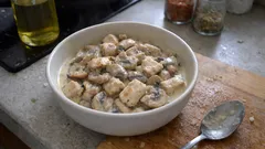 Setas en salsa de nata con pollo: cremosas, aromáticas y listas en poco tiempo