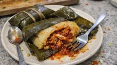 Tamales oaxaqueños en hoja de plátano: pollo en salsa de chiles y masa jugosa