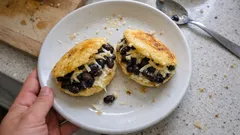 Arepas rellenas de caraotas negras (tipo Dominó): receta vegana y bien melosa