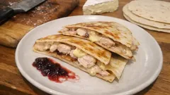 Quesadillas de pavo y brie en 10 minutos: doraditas y con un toque agridulce