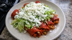 Enchiladas morelianas con salsa de guajillo y relleno de patata y chorizo, paso a paso