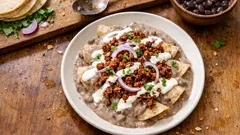 Enfrijoladas con chorizo: tortillas bañadas en salsa de frijoles y chipotle
