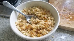 Farofa brasileña crujiente: la guarnición tostada de mandioca con cebolla y mantequilla