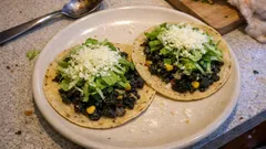 Tacos de huitlacoche en casa: relleno jugoso con elote, epazote y un toque de chile