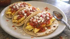 Tacos rancheros con huevo y salsa de tomate picante: listos en 20 minutos