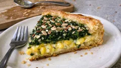 Tarta de hojaldre con humita y espinacas: cremosa por dentro y crujiente por fuera