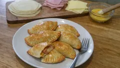 Empanadillas de jamón y queso al horno: crujientes y listas en 20 minutos