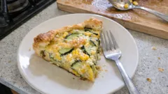 Tarta salada de calabacín y maíz: jugosa por dentro y lista en menos de 30 minutos