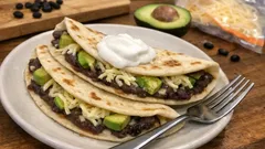Baleadas hondureñas fáciles: tortillas de harina con frijoles, aguacate y queso