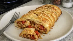 Trenza de hojaldre salada con pollo y verduras: crujiente y muy fácil de hacer