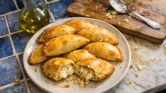 Empanadas de queso y cebolla al horno: doradas y cremosas, sin que se salga el relleno