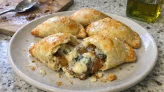 Empanadillas de roquefort al horno con cebolla caramelizada (cremosas y doradas)