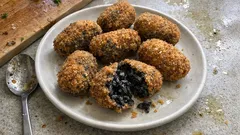 Croquetas de arroz negro: crujientes por fuera y con sabor a mar por dentro