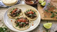 Tacos de lengua asada en casa: tiernos por dentro y dorados en la sartén
