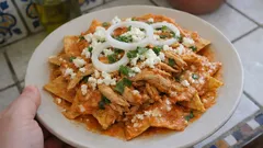 Chilaquiles con crema y chipotle: cremosos, con pollo y listos en minutos