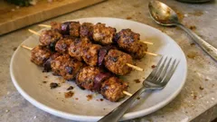 Brochetas veganas estilo souvlaki: soja texturizada marinada y dorada a la plancha
