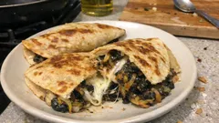 Quesadillas de huitlacoche y flor de calabaza: relleno jugoso y queso bien fundido