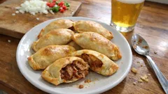 Empanadillas de bondiola al horno: relleno meloso a la cerveza y hierbas