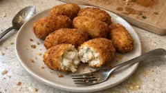 Croquetas de pescado caseras: cremosas por dentro y crujientes por fuera