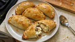 Empanadas de ricota y cebolla caramelizada al horno: doradas y muy cremosas