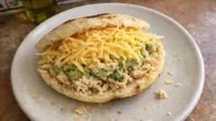 Arepa sifrina con pollo y aguacate: relleno cremoso y toque de queso amarillo