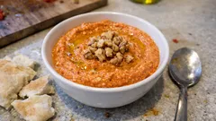 Muhammara casera: crema de pimiento asado y nueces con un toque de granada