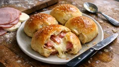 Rollitos de jamón y queso al horno: masa casera suave y relleno fundente
