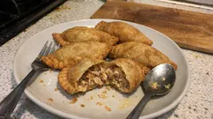 Empanadillas de pollo fritas: crujientes por fuera y jugosas por dentro