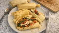 Tamales de rajas con pollo paso a paso: masa esponjosa y relleno jugoso al vapor