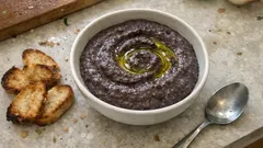 Dip de frijoles negros cremoso: el aperitivo fácil con sofrito y comino que siempre apetece