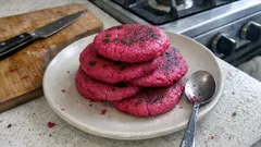 Arepas de remolacha con 3 ingredientes: tiernas, rosadas y hechas a la plancha