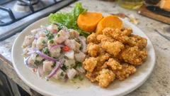 Ceviche con chicharrón de pota: el contraste crujiente que apetece en días de calor