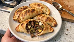 Empanadas de carne a la parrilla: crujientes por fuera y jugosas por dentro
